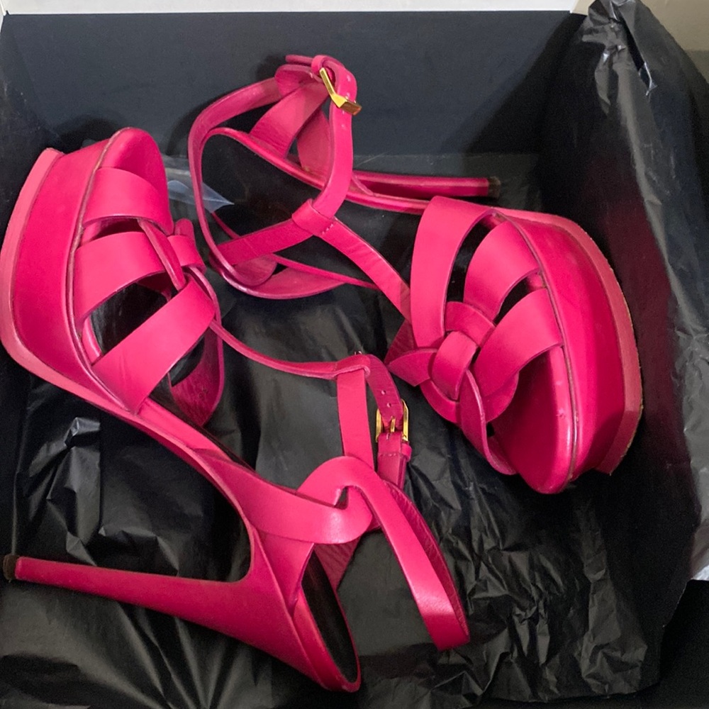 Authentic YVES SAINT LAURENT Sandals in great conditions.